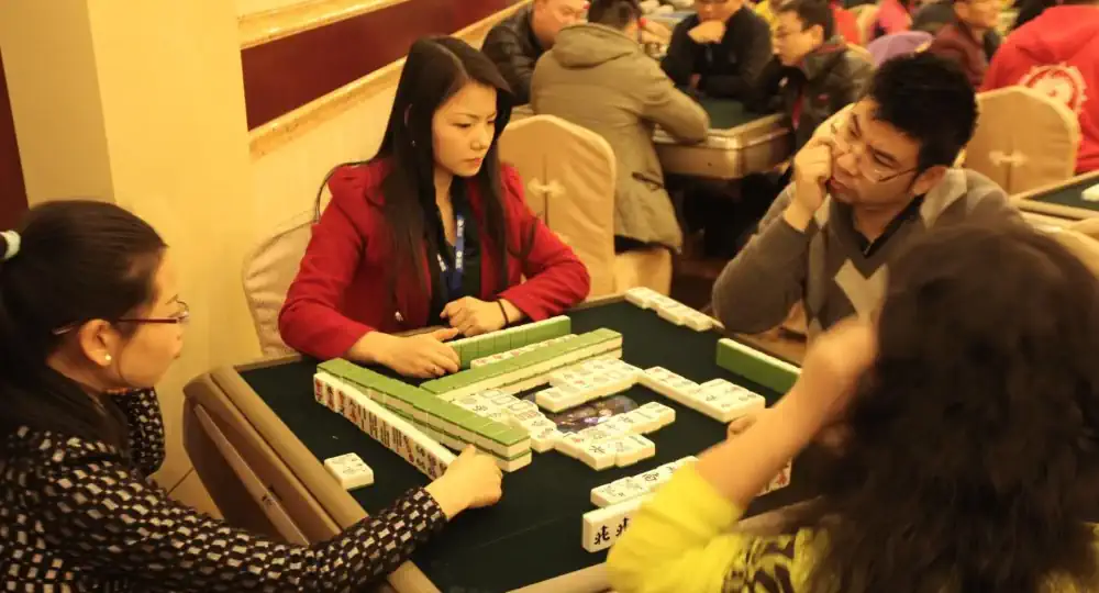 Ljudi igraju tradicionalni Mahjong